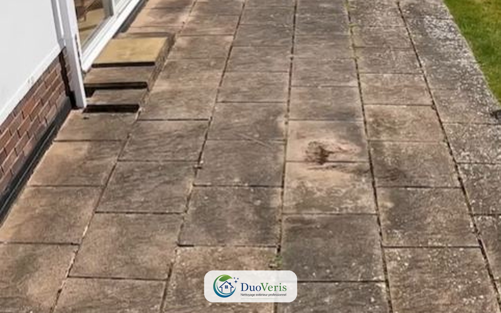 Terrasse dallée avant nettoyage DuoVeris